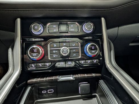 Used 2023 GMC Yukon XL Denali image 32