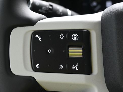 Certified 2025 Land Rover Defender 90 X-Dynamic SE image 18