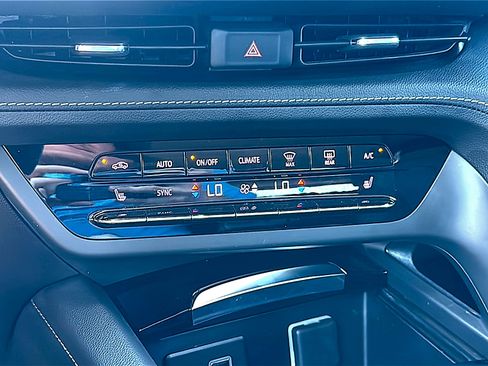 Used 2023 Buick Envision Essence w/ Sport Touring Package FWD image 33