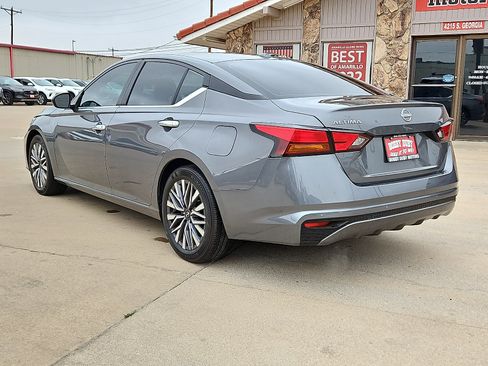 Used 2025 Nissan Altima 2.5 SV FWD image 2