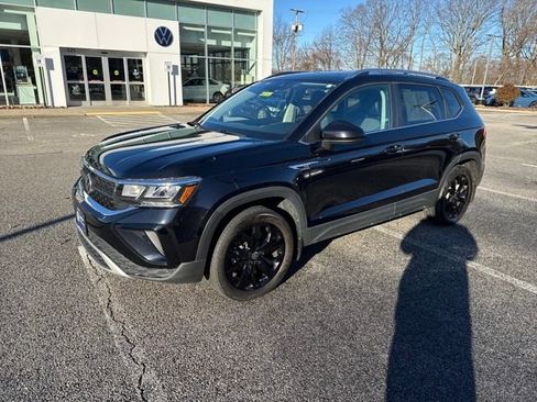 Certified 2022 Volkswagen Taos SE w/ Panoramic Sunroof Package image 3