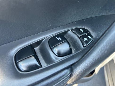 Used 2018 Nissan Rogue S image 14