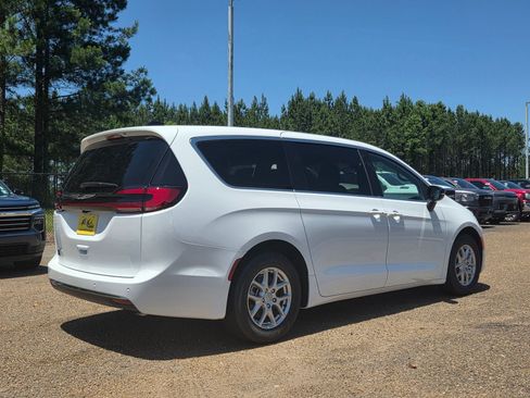New 2026 Chrysler Pacifica Select FWD image 3