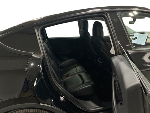 Certified 2022 Tesla Model Y Long Range AWD/4WD image 11