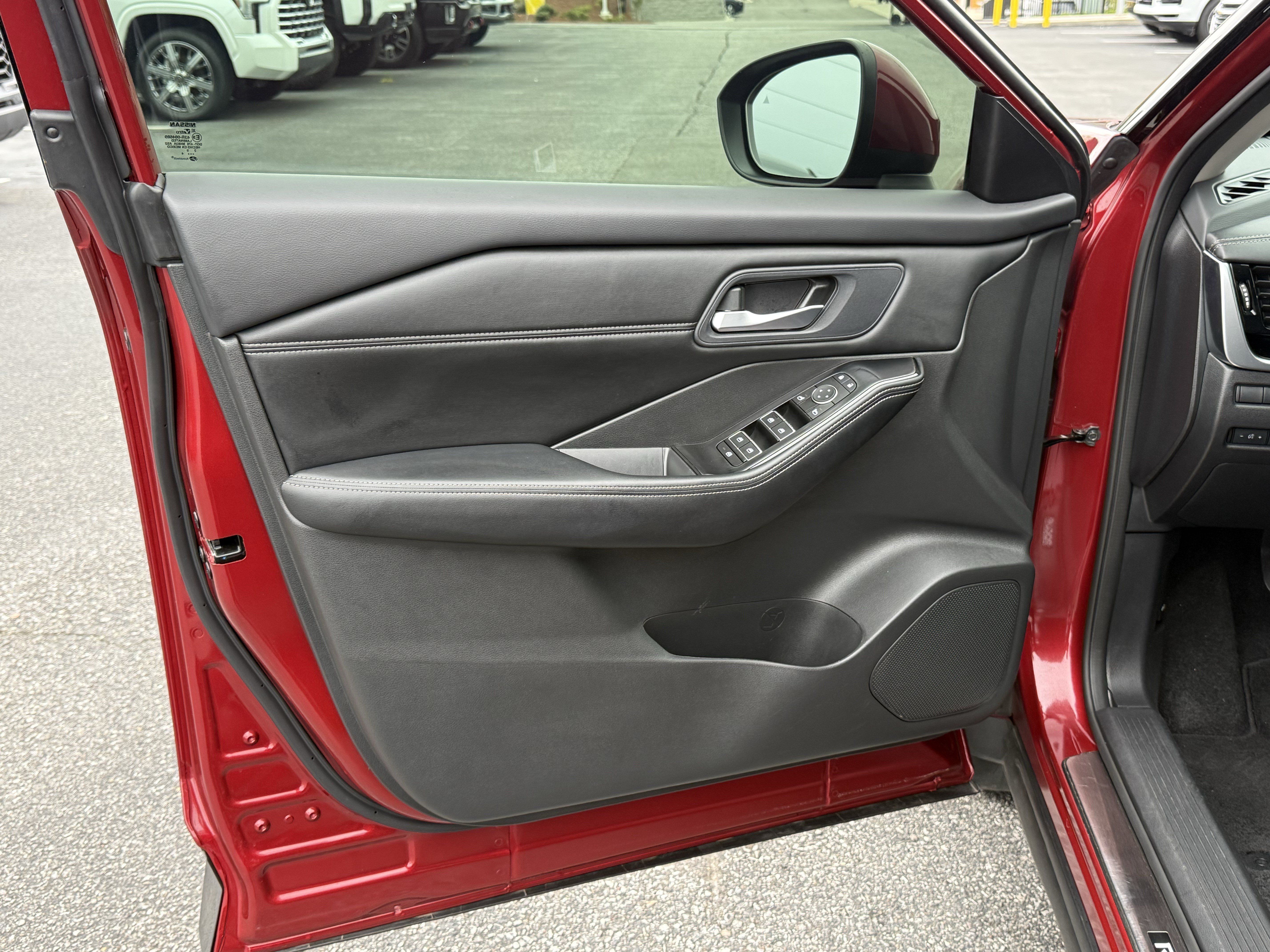 Used 2024 Nissan Rogue SL FWD image 14