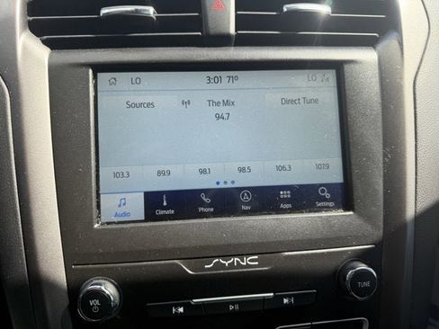 Used 2020 Ford Fusion SE FWD image 16