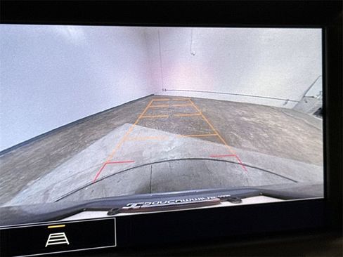 Used 2024 GMC Terrain SLT image 17