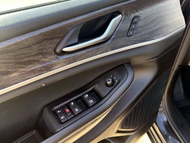 Used 2023 Jeep Grand Cherokee L Limited AWD/4WD image 16