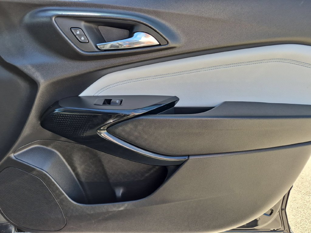 Used 2025 Chevrolet Trax LT w/ LT Convenience Package FWD image 25
