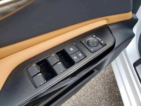 Used 2025 Lexus ES 350 w/ Premium Package image 17