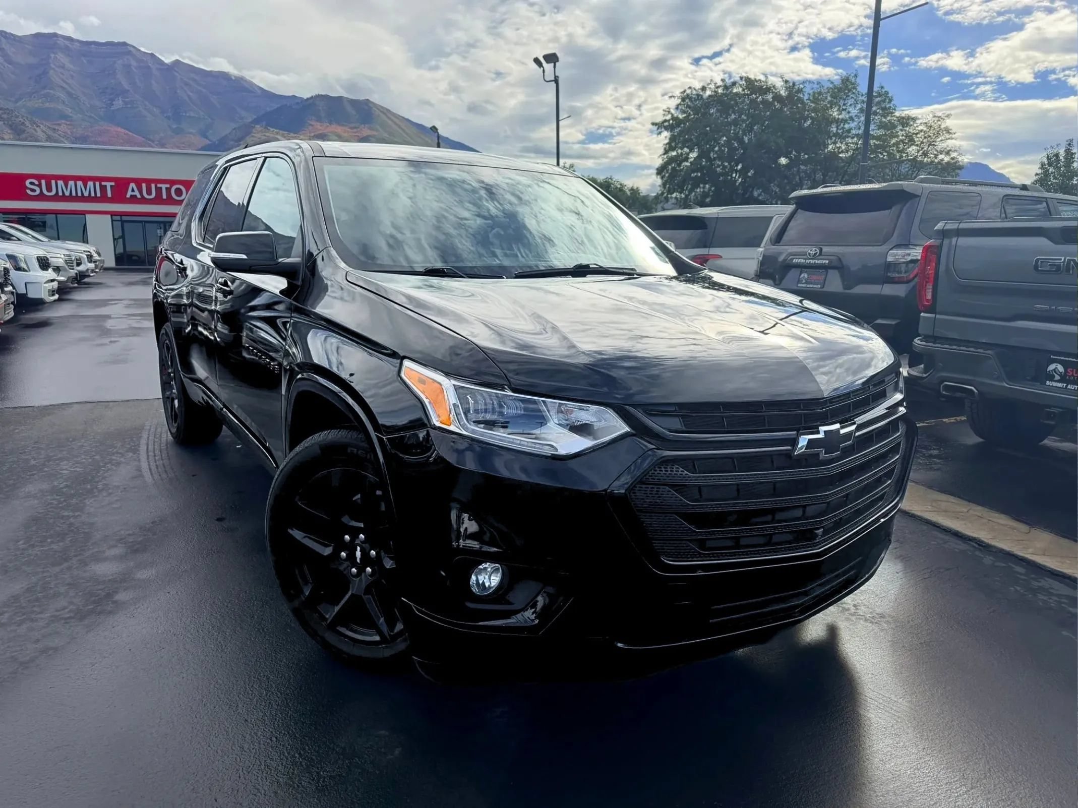 Used 2021 Chevrolet Traverse Premier w/ Redline Edition AWD/4WD image 2
