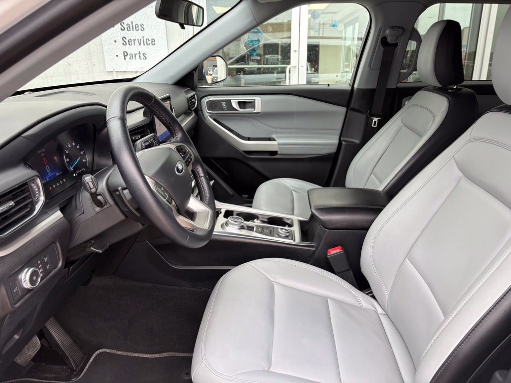 Used 2021 Ford Explorer XLT w/ Equipment Group 202A AWD/4WD image 17