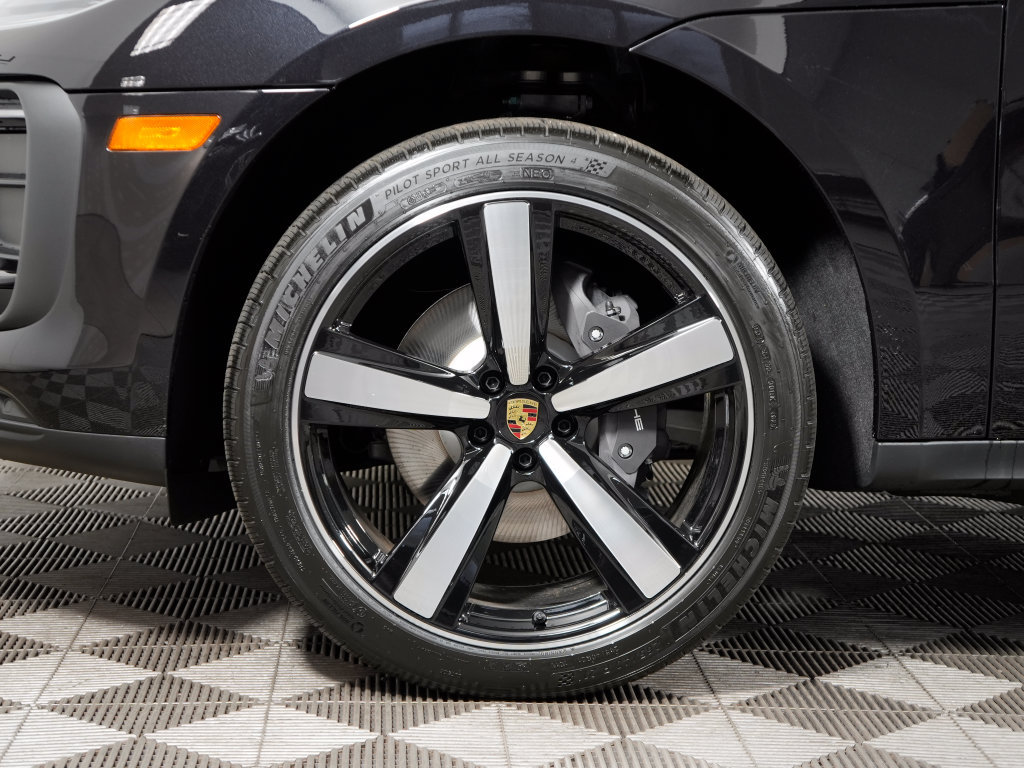 Certified 2026 Porsche Macan AWD/4WD image 13