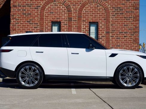 Used 2024 Land Rover Range Rover Sport SE image 4