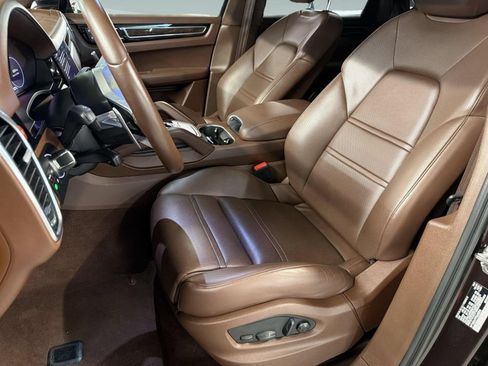 Certified 2023 Porsche Cayenne Platinum Edition AWD/4WD image 5