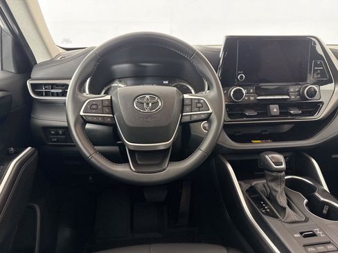 Used 2025 Toyota Highlander XLE AWD/4WD image 32