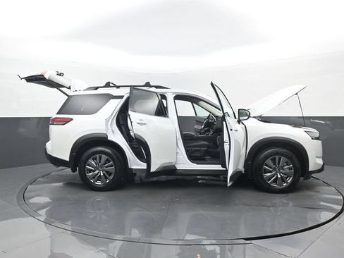 Used 2025 Nissan Pathfinder SV AWD/4WD image 34