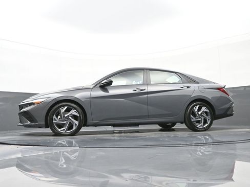 Certified 2025 Hyundai Elantra Sport image 39