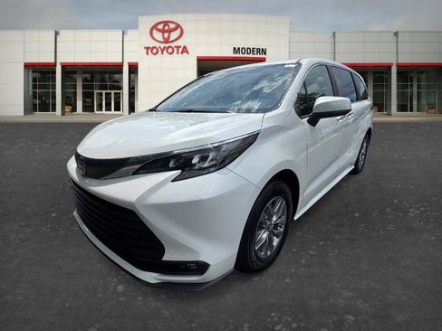 Used 2025 Toyota Sienna XLE FWD image 1