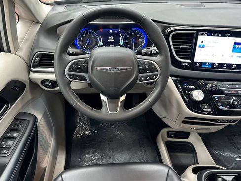 Used 2023 Chrysler Pacifica Touring-L FWD image 19