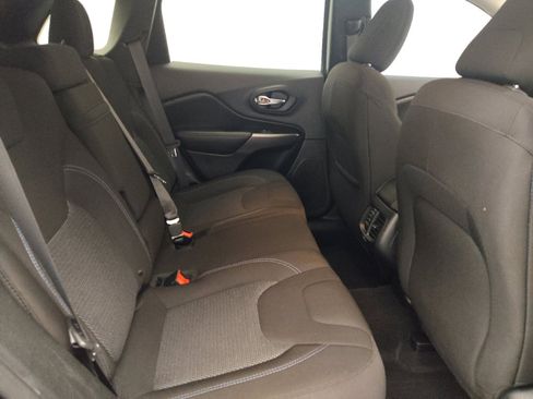 Used 2019 Jeep Cherokee Latitude w/ Popular Appearance Group FWD image 19