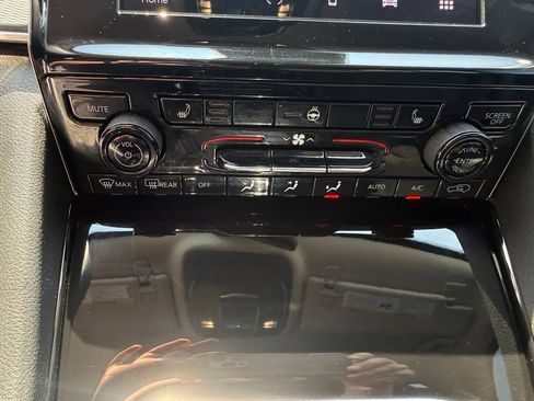 Used 2023 Jeep Grand Cherokee Laredo w/ Luxury Tech Group I AWD/4WD image 25