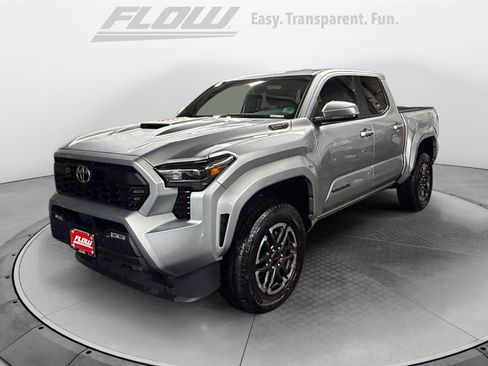 Used 2025 Toyota Tacoma TRD Sport w/ TRD Sport Upgrade Package image 4
