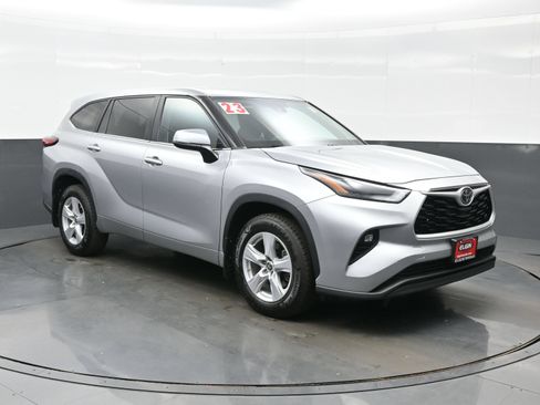 Used 2023 Toyota Highlander LE AWD/4WD image 8