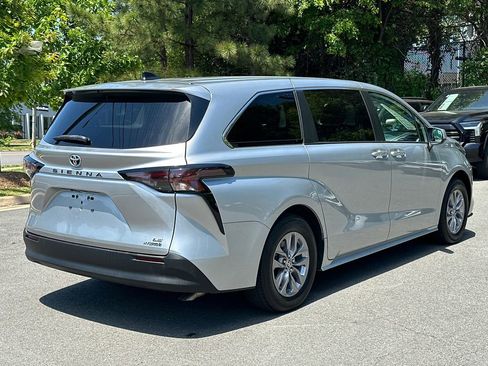 Used 2023 Toyota Sienna LE FWD image 4