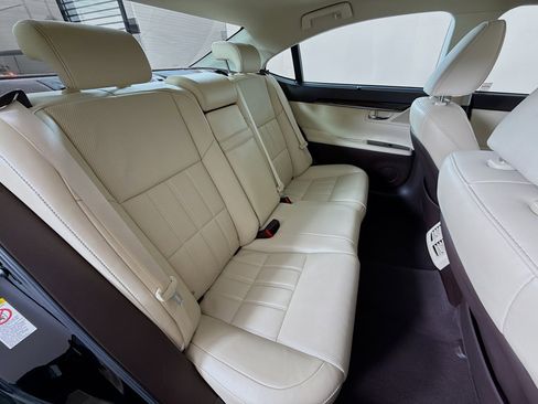 Used 2017 Lexus ES 350 w/ Ultra Luxury Package image 26