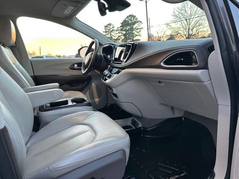 Used 2021 Chrysler Pacifica Touring-L image 8