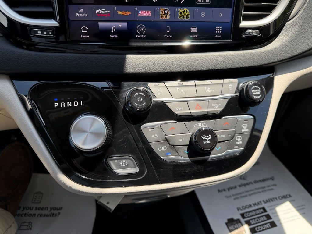 Used 2024 Chrysler Pacifica Touring-L FWD image 15