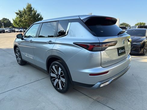 New 2025 Mitsubishi Outlander SE image 3
