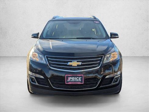 Used 2017 Chevrolet Traverse LT image 2