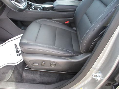 Used 2025 Chevrolet Traverse LT image 10