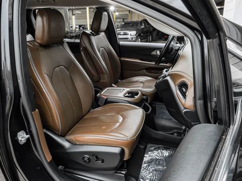 Used 2018 Chrysler Pacifica Limited image 43