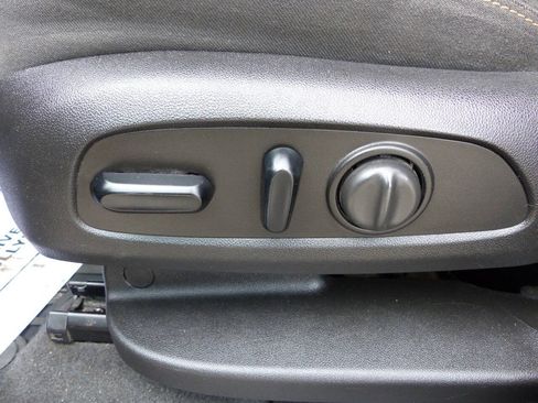 Used 2018 Chevrolet Equinox LT FWD image 22