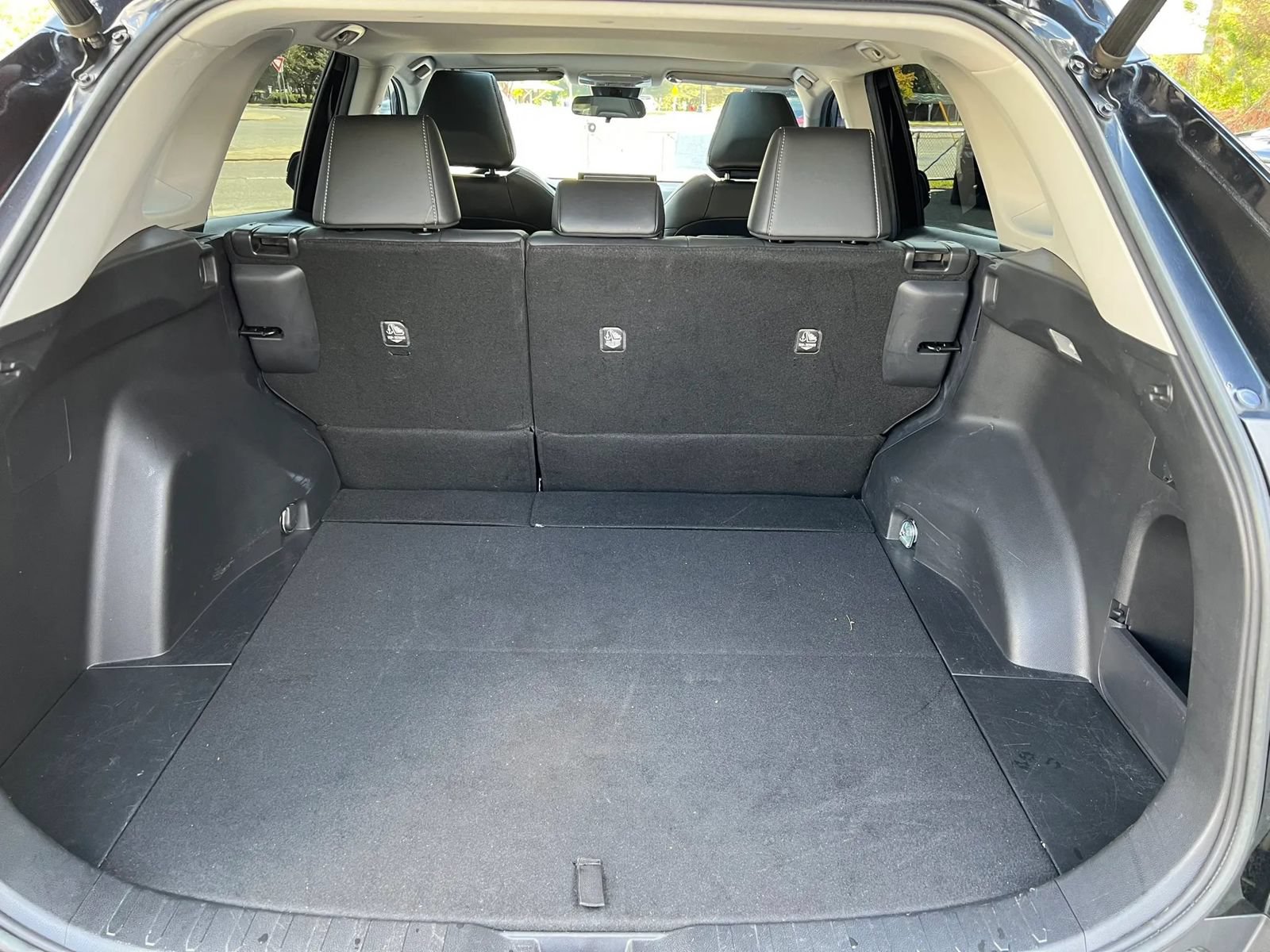 Used 2021 Toyota RAV4 XLE Premium FWD image 9