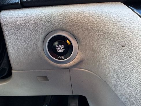 Used 2021 Chrysler Pacifica Touring-L FWD image 26