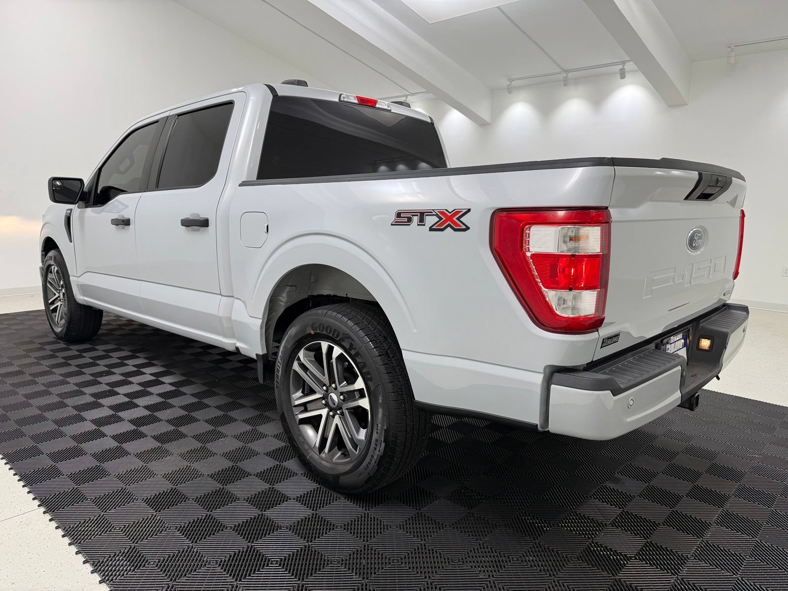 Used 2021 Ford F150 XL w/ STX Appearance Package RWD image 5