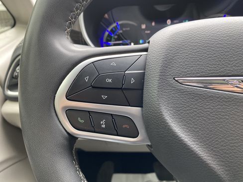 Used 2023 Chrysler Pacifica Limited FWD image 19