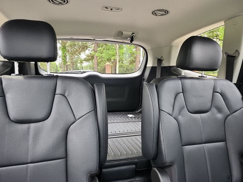 Used 2025 Kia Telluride EX w/ EX Captain's Chair Package AWD/4WD image 9