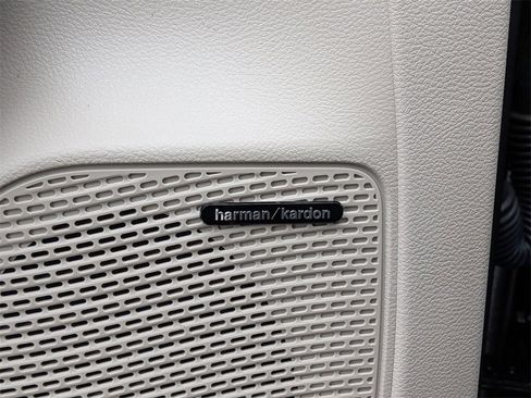 Used 2022 Chrysler Pacifica Limited w/ Uconnect Theater Family Group image 15