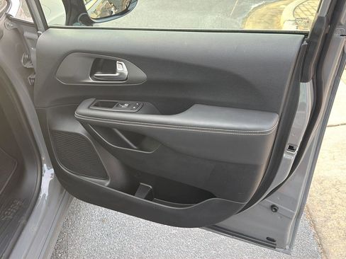 Used 2025 Chrysler Pacifica Select FWD image 15