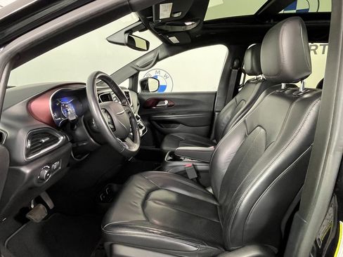 Used 2019 Chrysler Pacifica Touring-L image 22