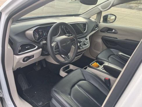 Used 2024 Chrysler Pacifica Touring-L image 23