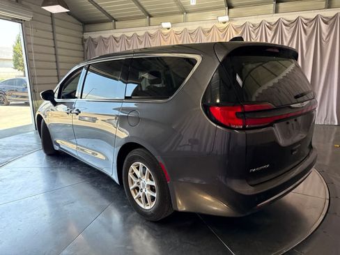 Used 2023 Chrysler Pacifica Touring-L FWD image 7