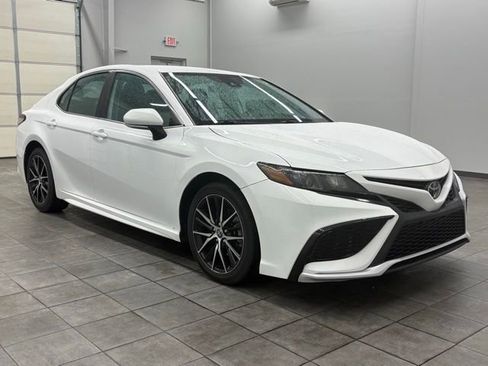 Used 2022 Toyota Camry SE FWD image 1
