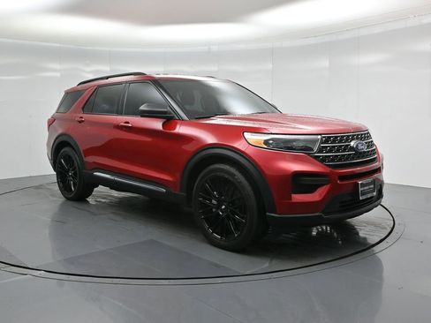 Used 2024 Ford Explorer XLT image 1