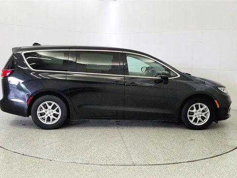 Used 2023 Chrysler Pacifica Touring-L FWD image 9